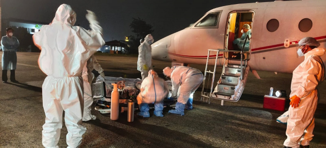 포스코그룹 인도네시아 주재 코로나19 확진 직원이 응급환자 긴급 수송항공기인 에어앰뷸런스에 탑승해 긴급하게 한국으로 후송되고 있다./사진 제공=포스코그룹
