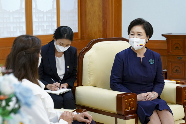 김정숙 여사가 25일 청와대에서 한국을 국빈 방문 중인 이반 두케 콜롬비아 대통령의 부인 마리아 훌리아나 루이스 여사와 환담하고 있다. /연합뉴스