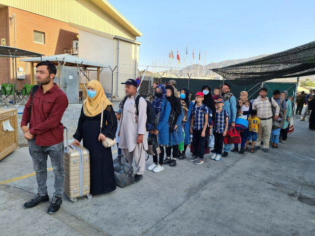 한국 정부와 협력한 아프가니스탄인들이 지난 24일(현지시간) 국내 이송을 위해 카불 공항에 도착한 한국 공군 수송기에 탑승하기 위해 줄을 서서 기다리고 있다./사진제공=외교부