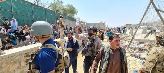 한국 정부와 협력한 아프가니스탄인 국내 이송작전이 시작된 가운데 카불공항 인근에서 한국의 우방국 병사가 외교관과 함께 한국행 아프간인을 찾고 있다./사진제공=외교부