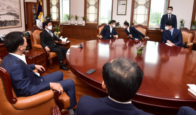 박병석 국회의장과 김기현 국민의힘 원내대표, 윤호중 더불어민주당 원내대표 등이 25일 국회의장실에서 회동하고 있다.