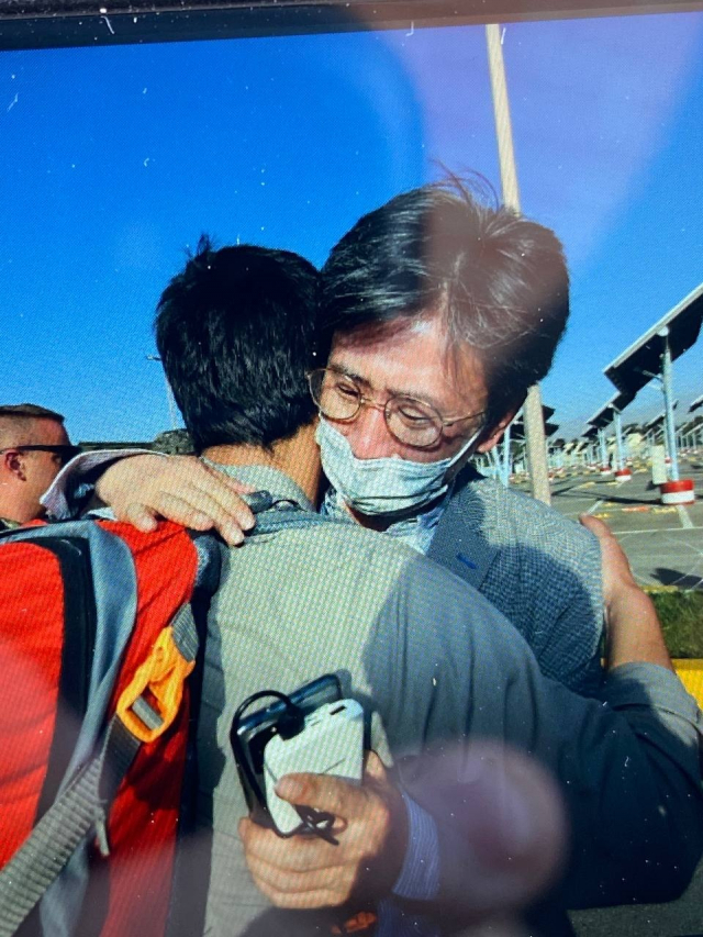 한국 정부와 협력한 아프가니스탄인 국내 이송작전이 시작된 가운데 카불로 복귀해 아프간인 이송 지원을 지휘하고 있는 김일응 주아프가니스탄 공사참사관이 한 아프간인과 포옹하고 있다. /사진제공=외교부