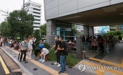 25일 오전 서울 서대문구 보건소에 마련된 코로나19 선별진료소를 찾은 시민들이 검사 순서를 기다리고 있다./사진=연합뉴스
