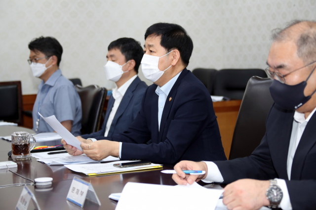 구윤철(오른쪽 두번째) 국무조정실장이 25일 정부서울청사에서 열린 일본 후쿠시마 오염수 대응 관계차관회의를 주재하고 있다. /연합뉴스