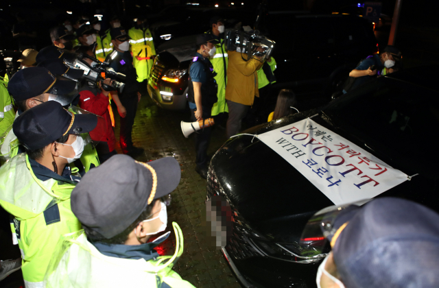 사회적 거리두기 4단계로 직격탄을 맞게 된 자영업자들이 25일 오후 부산 사상구 삼락생태공원 주차장에서 차량 시위 시작에 앞서 경찰과 대치하고 있다. 이날 시위는 비수도권에서는 처음이다. /연합뉴스