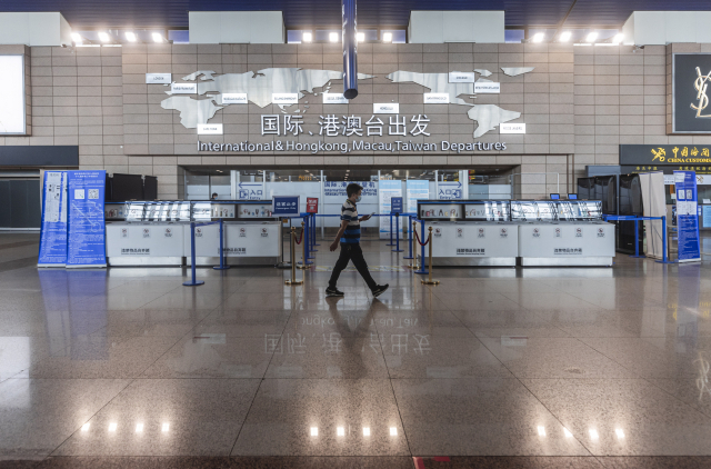 지난 20일 부터 중국 상하이 푸둥공항의 화물 담당 직원들이 잇따라 코로나19 확진을 받고 있는 가운데 22일 공항 이용객이 뜸하다. /EPA연합뉴스