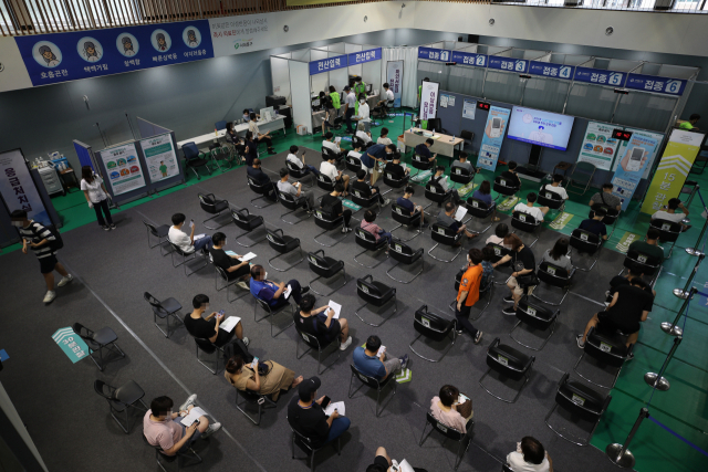 지난달 27일 오전 서울 서대문구 북아현문화체육센터에 마련된 코로나19 서대문구 예방접종센터에서 시민들이 백신 접종을 마친 뒤 이상반응 모니터링을 위해 대기하고 있다. /연합뉴스