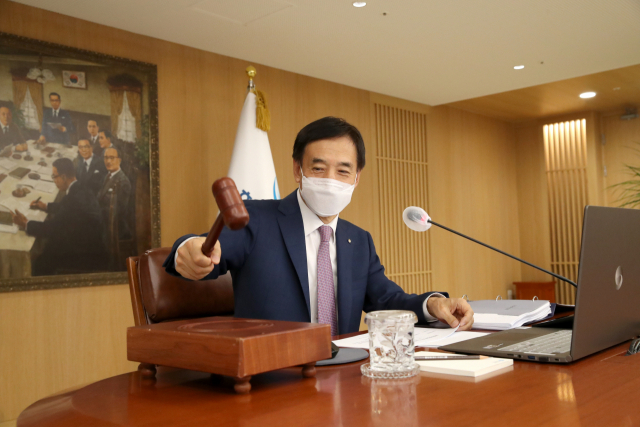 이주열 한국은행 총재가 26일 오전 서울 중구 한국은행에서 열린 금융통화위원회 본회의에서 회의를 주재하며 의사봉을 두드리고 있다. /사진제공=한은