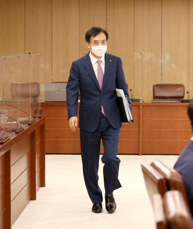 이주열 한국은행 총재가 26일 오전 서울 중구 한국은행에서 열린 금융통화위원회 본회의에 참석하고 있다. /사진제공=한은