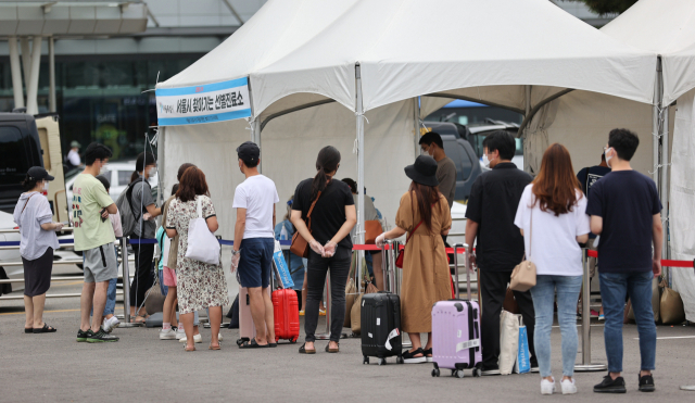 지난 22일 서울 김포공항 국내선 주차장에 설치된 '찾아가는 선별진료소'에서 항공기를 이용해 지방에서 올라온 시민들이 코로나19 검사를 받고 있다./연합뉴스