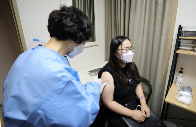 26일 오전 서울 관악구 사랑의병원에서 한 시민이 화이자 백신을 접종하고 있다./공동취재단