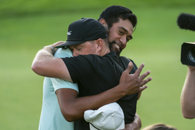 우승 후 코치와 포옹을 하며 기뻐하고 있는 토니 피나우(왼쪽)의 모습. /UPI연합뉴스