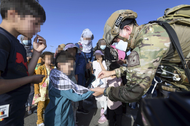 공군 최정예 특수부대 요원인 공정통제사가 25일 아프가니스탄 카불공항에서 한국으로 이송될 아프간 현지 조력자의 자녀들에게 간식을 제공하고 있다. /사지제공=공군