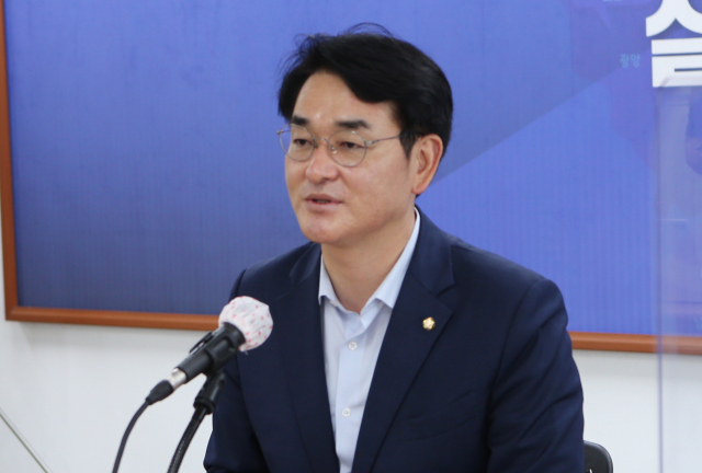 더불어민주당 대권주자인 박용진 의원이 25일 민주당 경남도당에서 열린 기자간담회에 참석해 발언하고 있다./연합뉴스