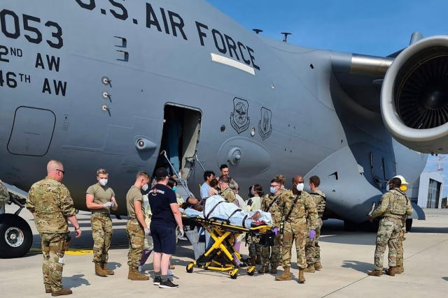지난 21일(현지시간) 카불공항에서 미 수송기를 타고 탈출한 아프간 임신부가 수송기가 독일 람슈타인 미 공군기지에 착륙한 직후 여아를 출산했다./AFP연합뉴스