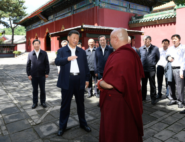 지난 24일 중국 북부 허베이성 청더를 방문한 시진핑이 보녕사라는 사찰에서 스님에게 지시를 하고 있다. 시진핑은 1년반 이상 해외 방문 없이 국내만 돌고 있다. /신화연합뉴스