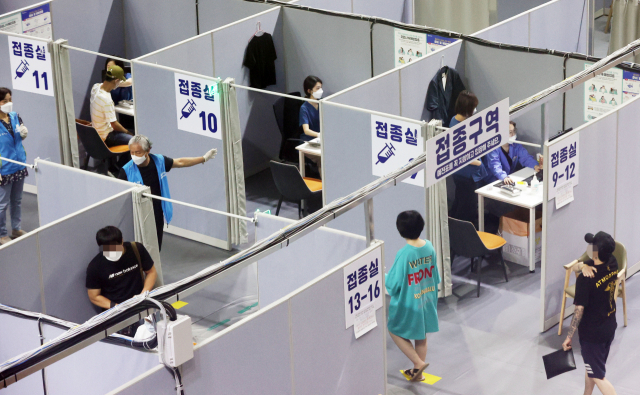 코로나19 예방접종센터에서 시민들이 접종실로 향하고 있다. /연합뉴스
