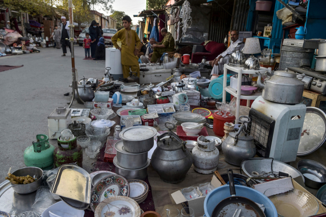 25일(현지 시간) 아프가니스탄 수도인 카불의 시장에서 한 상인이 생활고를 겪거나 국외로 탈출한 주민들이 내다 판 물건을 진열해놓고 팔고 있다./AFP연합뉴스