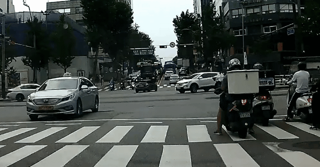 [영상] 신호 기다리던 오토바이, 바로 뒤에 있던 화물차에 치여 숨져