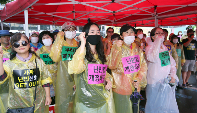 지난 2018년 6월 제주난민대책도민연대 등의 단체가 제주시청 앞에서 집회를 열고 난민수용 반대 구호를 외치고 있다./제주=연합뉴스