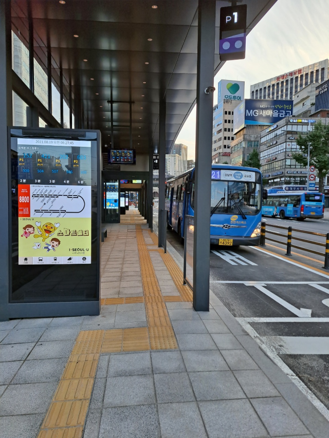 숭례문 버스정류장에 설치된 ‘스마트쉘터’./사진 제공=서울시