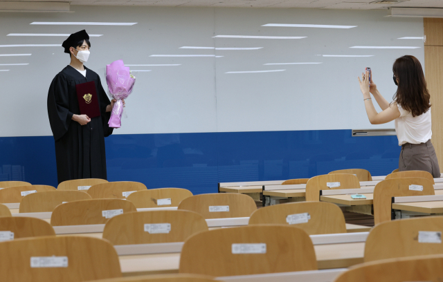 지난 18일 서울 경희대에서 열린 하계 졸업식에서 학생들이 강의실에서 마지막 기념 촬영을 하고 있다. /연합뉴스