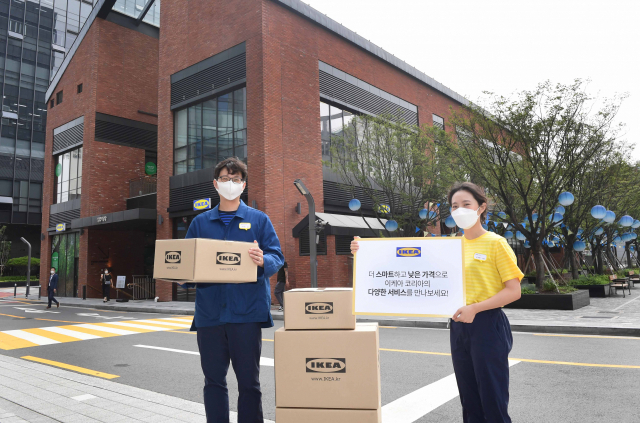 이케아는 고객들의 보다 편리하고 합리적인 쇼핑 경험을 위해 택배 배송 비용을 3,000원에서 8,000원으로 세분화하고 적용 품목도 확대하는 한편, 트럭으로 배송하는 가구 배송 비용도 2만 9,000원으로 인하했다. /사진 제공=이케아 코리아