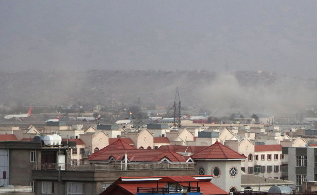 26일(현지시간) 아프가니스탄 수도 카불 공항 외곽에서 폭탄 테러가 발생한 후 자욱한 연기가 솟아오르고 있다./EPA연합뉴스
