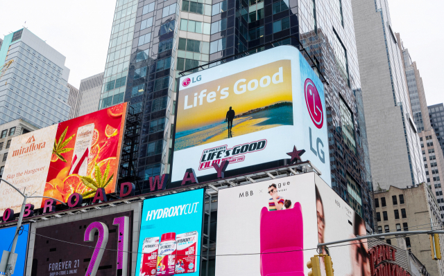 미국 뉴욕 타임스스퀘어의 LG전자 전광판에 Life's Good 영화가 소개되고 있다./사진제공=LG전자