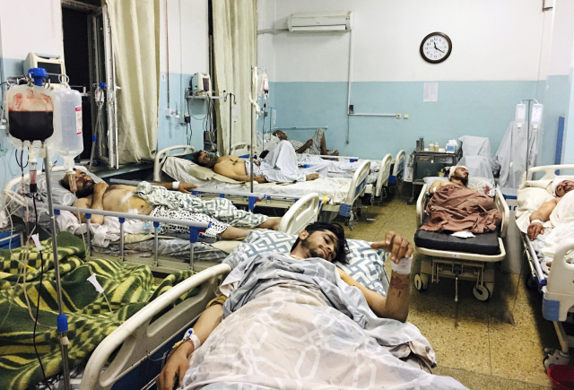 26일(현지시간) 아프가니스탄 카불 카르자이 국제공항 외곽에서 발생한 폭탄테러로 부상을 입은 부상자들이 현지 병원에 입원해있다./AP연합뉴스