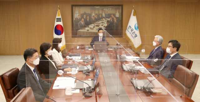 이주열 한국은행 총재가 26일 오전 서울 중구 한국은행에서 열린 금융통화위원회 본회의에서 회의를 주재하고 있다. / 사진제공=한은