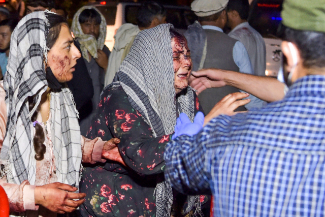 26일(현지시간) 아프가니스탄 수도 카불 공항 외곽에서 발생한 연쇄 자살폭탄 테러로 부상한 여성들이 치료를 위해 인근 병원에 도착하고 있다. /AFP연합뉴스