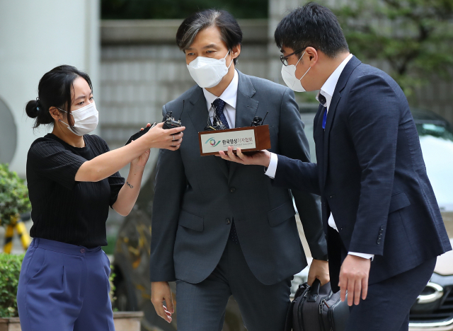 유재수 전 부산시 경제부시장 감찰 무마 및 자녀 입시비리 등 혐의로 기소된 조국 전 장관이 27일 서울 서초구 서울중앙지법에 도착해 취재진의 질문을 받고 있다. /연합뉴스