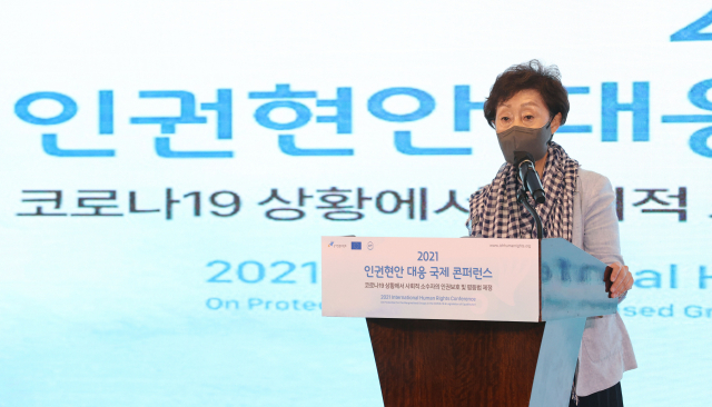 최영애 인권위원장 “아프간인 국내 이송 환영…난민정책 변화 필요”