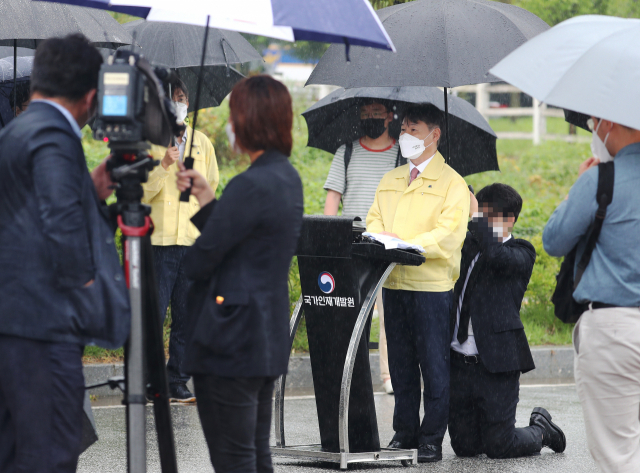 '부모가 절대 안봤으면'…무릎꿇고 차관 우산 씌여준 법무부 직원