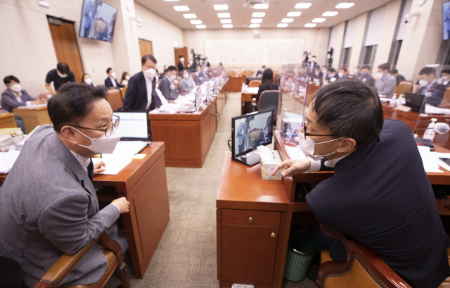 박주민(오른쪽) 국회 법제사법위원장 직무대행이 24일 국회 입법조사관과 대화하고 있다. /연합뉴스
