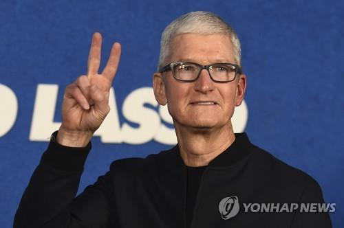 ‘애플 CEO로만 10년 ’ 팀 쿡, 보너스 9,000억 챙겼다