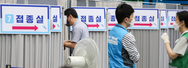 백신 접종센터에서 시민이 백신을 맞기 위해 접종실로 들어가고 있다. /연합뉴스