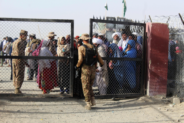 27일(현지시간) 아프가니스탄과 인접한 파키스탄 차만의 국경 검문소에서 군인들이 아프간 입국을 통제하고 있다. 전날 아프간 수도 카불 공항에서는 연쇄 자살폭탄 테러가 발생해 대규모 사상자가 발생했다./AFP연합뉴스