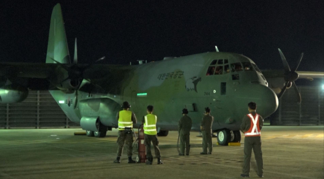 미라클작전에 투입된 공군 수송기 'CJ130J'가 지난 23일 새벽 김해기지에서 이륙을 준비하고 있다. /사진제공=공군
