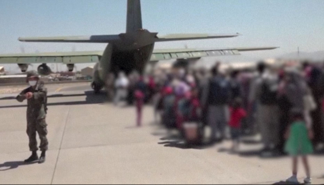 아프가니스탄에서 한국에 조력했던 현지인 및 가족들이 한국으로 탈출하기 위해 자국 카불 공항에서 우리 공군의 수송기에 탑승하고 있다. 신변 안전 및 프라이버시 차원에서 얼굴 영상은 흐릿하게 처리됐다. /공군제공 영상 캡처
