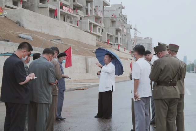 법무차관 '우산 의전' 논란에…'김정은도 직접 쓴다'