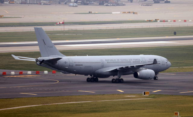 과거 한국을 도왔던 아프가니스탄 협력자와 그 가족들이 탑승한 우리 공군의 KC-330 다목적 공중급유 수송기가 지난 26일 오후 인천공항 활주로에 착륙하고 있다./연합뉴스
