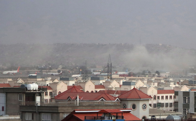 26일(현지시간) 아프가니스탄 수도 카불 공항 외곽에서 폭탄 테러가 발생한 후 자욱한 연기가 솟아오르고 있다./연합뉴스