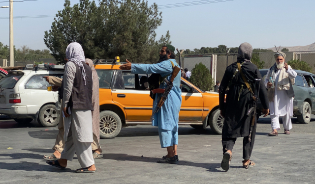 아프가니스탄 수도 카불에서 27일(현지시간) 이슬람 무장세력 탈레반 병사들이 하미드 카르자이 국제공항으로 진입하는 도로를 막고 경비를 서고 있다. /EPA연합뉴스