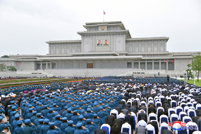 북한 조선중앙통신은 청년절(8월 28일)을 이틀 앞두고 평양에 도착한 청년절 경축행사 참가자들이 지난 27일 김일성 주석과 김정일 국방위원장의 시신이 안치된 금수산 태양궁전을 참배했다고 28일 보도했다. /평양 조선중앙통신=연합뉴스