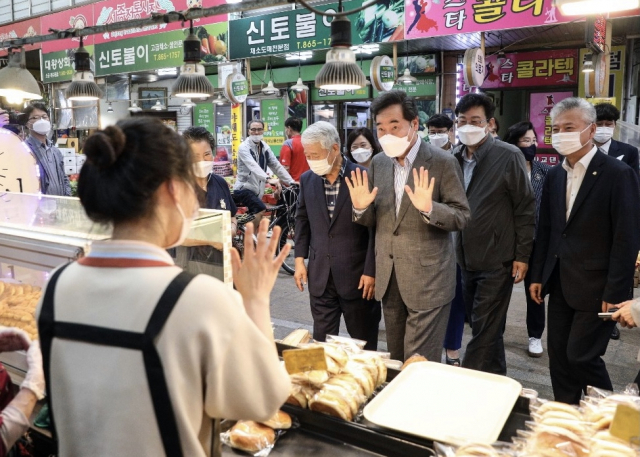 더불어민주당 대권 주자인 이낙연 후보가 28일 세종시 조치원읍 세종전통시장을 방문해 상인들과 대화를 나누고 있다. /사진 제공=이낙연 후보 캠프