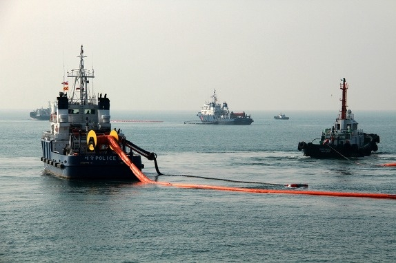 해양경찰청 소속 해양오염 방제 요원들이 해양에서 오일펜스를 치고 유출된 기름을 제거하고 있다. /사진제공=정재헌 계장