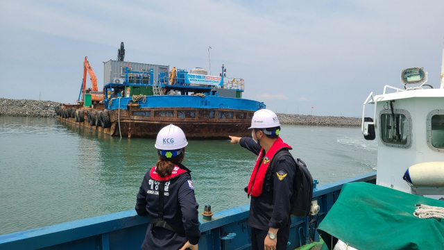 해양경찰청 소속 해양오염 방제 요원들이 선박에 올라 회의를 하고 있다. /사진제공=정재헌 계장