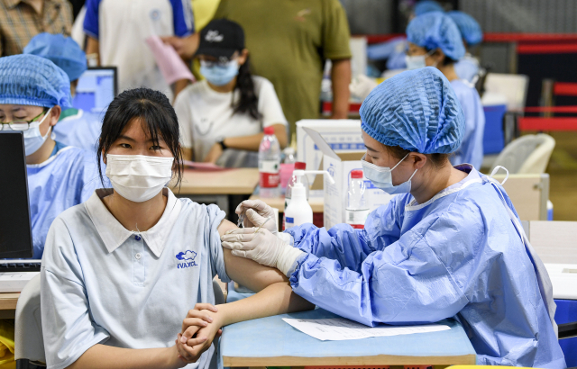 중국 북부 닝샤후이족자치구의 인촨에서 한 여학생이 코로나19 백신을 맞고 있다. /신화연합뉴스